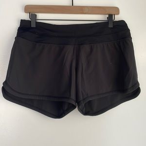 Lululemon short shorts with liner and rear pocket sz 8 black running